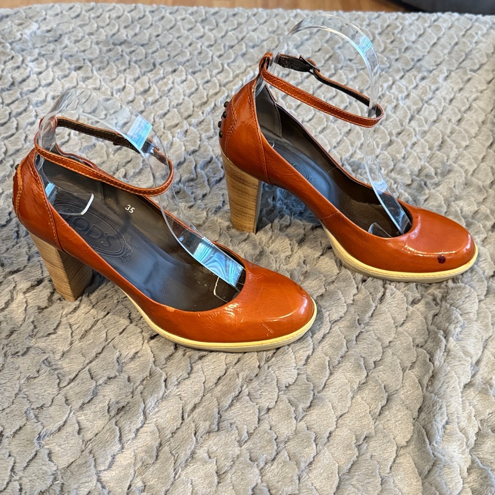 TODS PATENT LEATHER  TAN ANKLE STRAP PUMPS ROUND TOE ITALIAN HEELS WOMEN'S SZ 35 - Picture 2 of 11